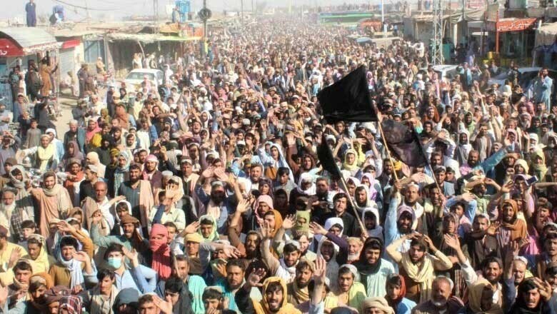 چمن میں دھرنا مظاہرین اور فورسز میں جھڑپیں، 17 اہلکار زخمی