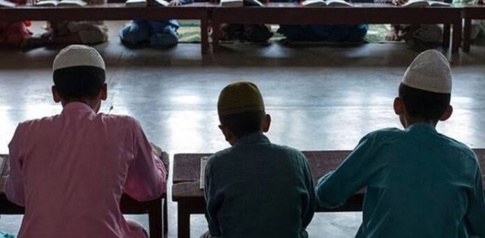 مدرسہ معلم کی دو کمسن طلب علموں سے زیادتی، تیسرے سے کوشش مہنگی پڑ گئی