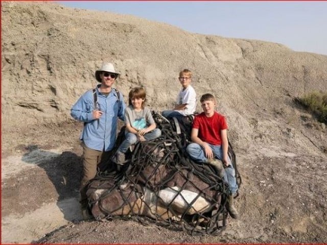 ہائیکنگ کے دوران بچوں نے انتہائی قیمتی چیز دریافت کرکی،ماہرین بھی حیران