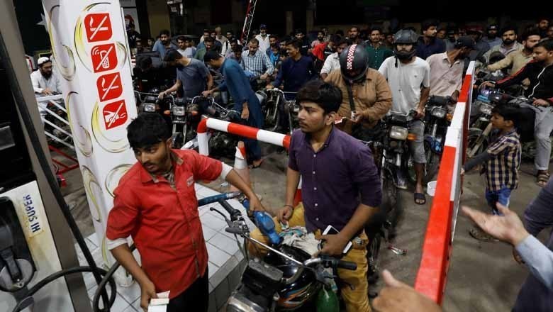 آئندہ 15 روز کیلیے پیٹرول کی قیمت میں بڑی کمی کا امکان