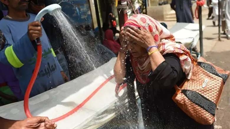 کراچی میں شدید گرمی اور لوڈشیڈنگ سے شہری بے حال