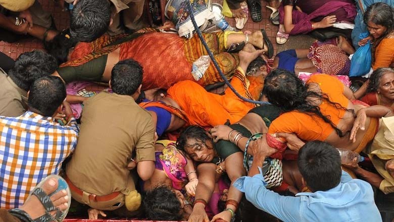 بھارت: ہندو دیوتا کے جشن میں بھگدڑ مچ گئی، 107 افراد ہلاک