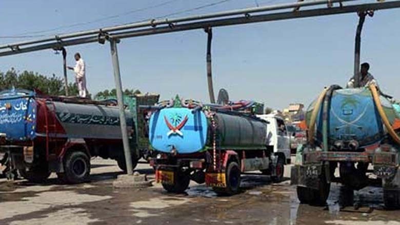 پانی کی بوند بوند کو ترستے شہریوں نے ہائیڈرنٹس پر حملے شروع کر دیے