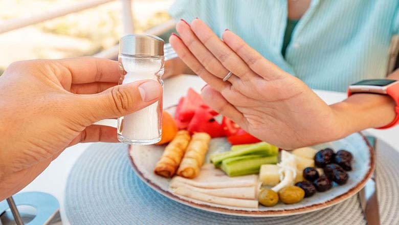 کیا آپ بھی کھانے میں زیادہ نمک استعمال کرتے ہیں؟ تو یہ ضرور جان لیں