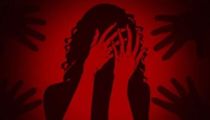 کراچی میں پڑوسی نے زیادتی کر کے چھ سالہ زندہ بچی کو مردہ سمجھ کر کوڑے خانے میں پھینک دیا