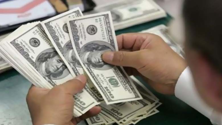 انٹر بینک میں روپے کے مقابلے ڈالر کی قدر کم، اوپن مارکیٹ میں بڑھ گئی