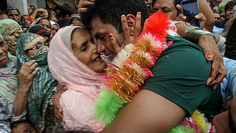 سندھ حکومت کا ارشد ندیم کی والدہ کو گاڑی کا تحفہ