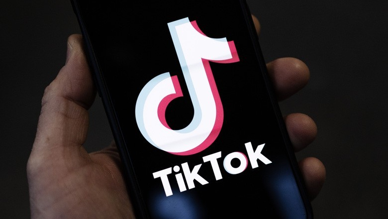 گاڑی سے ٹک ٹاکر سمیت 2 افراد کی لاشیں برآمد