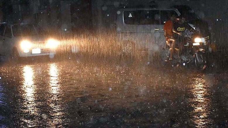 کراچی کے مختلف علاقوں میں بارش، ٹریفک کی روانی متاثر