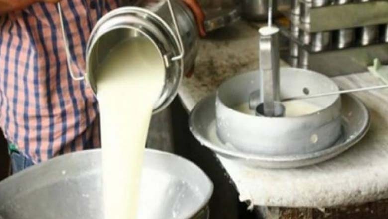 کراچی: پانی میں کیمیکل ملاکر دودھ بنانے والا جعلی کارخانہ پکڑا گیا