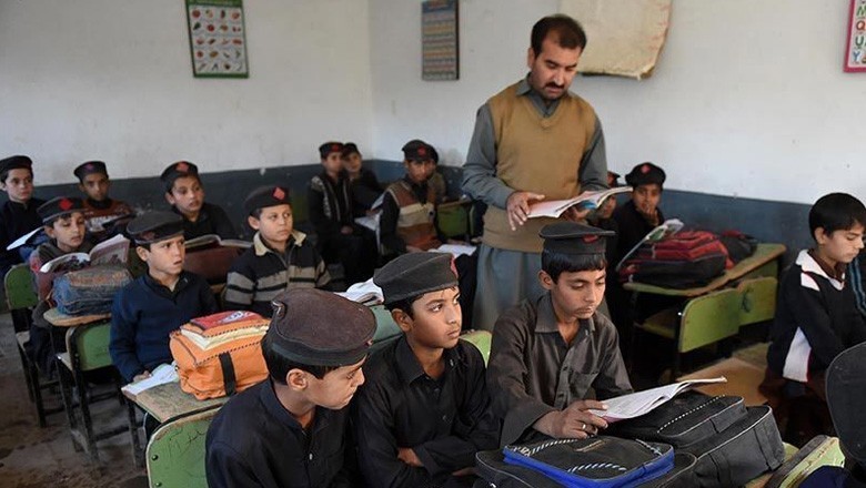 خیبرپختونخوا : ’والدین کا معاش میں ہاتھ بٹانے والے بچوں کیلیے تعلیم مشکل ہوجائے گی‘