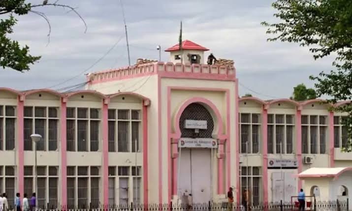 اڈیالہ جیل میں قیدیوں کے درمیان جھگڑا، بلیڈ کا آزادانہ استعمال