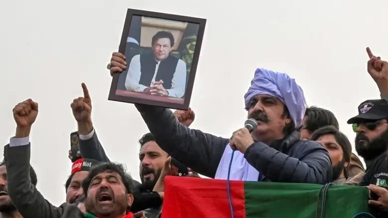 عمران خان کو 15 دن میں رہا نہ کیا تو خود چھڑوا لیں گے، وزیراعلی گنڈا پور کا اعلان