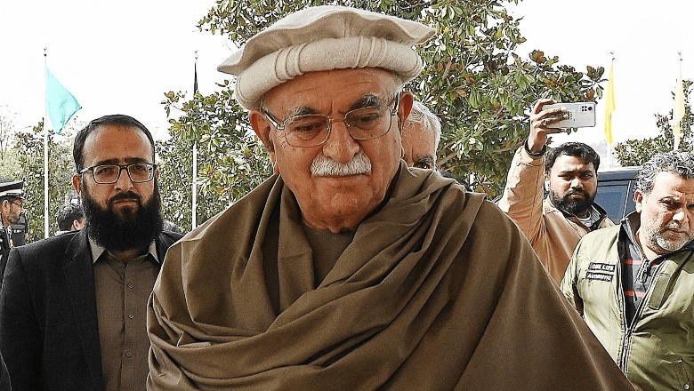 پی ٹی آئی کے جلسے میں اسٹیج پر آؤ تو کپڑے پھٹ جاتے اور جیبیں کٹ جاتی ہیں، محمود خان اچکزئی