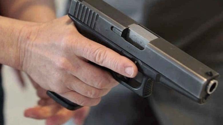 جوڑے سے بچی کے سر پر اسلحہ رکھ کر  28 لاکھ روپے لوٹ لیے