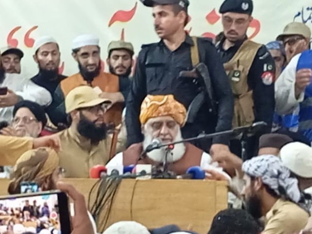 آج بھی بہت سارے لیڈر بغیر وضو کے نماز کیلیے کھڑے ہوجاتے ہیں، فضل الرحمان کا انکشاف