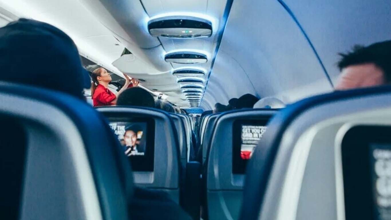 غیرملکی فلائٹ کی اسکرینوں میں دوران پرواز غیر اخلاقی فلم چل پڑی