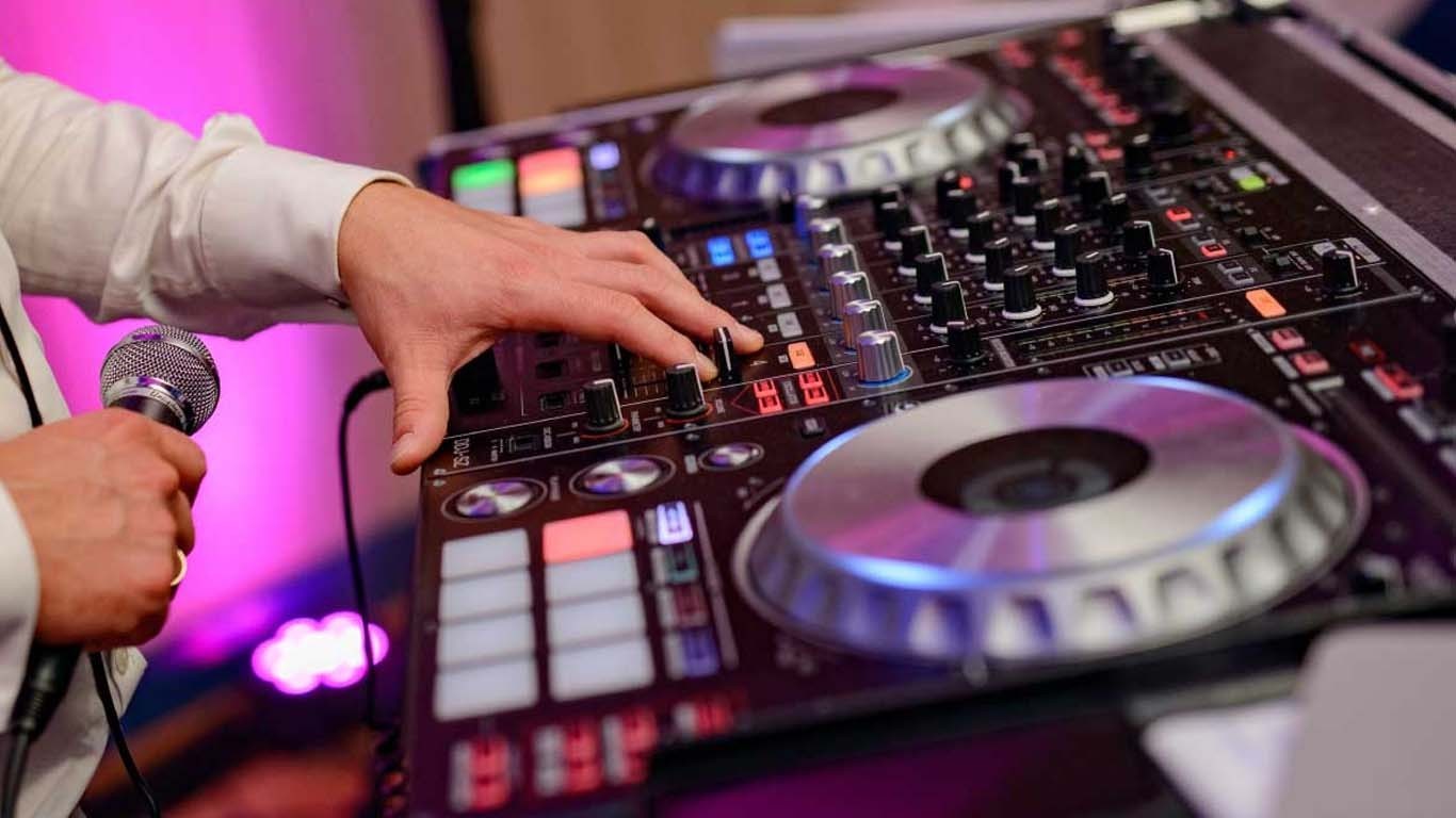 بھارت، والد کی آخری رسومات پر بیٹے نے ڈی جے سسٹم اور ڈانسرز کو بلالیا