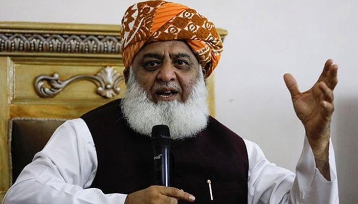 فضل الرحمان نے آئینی ترمیم پر حکومت کا ساتھ کیوں دیا؟ جے یو آئی سربراہ نے خاموشی توڑ کر سب بتادیا