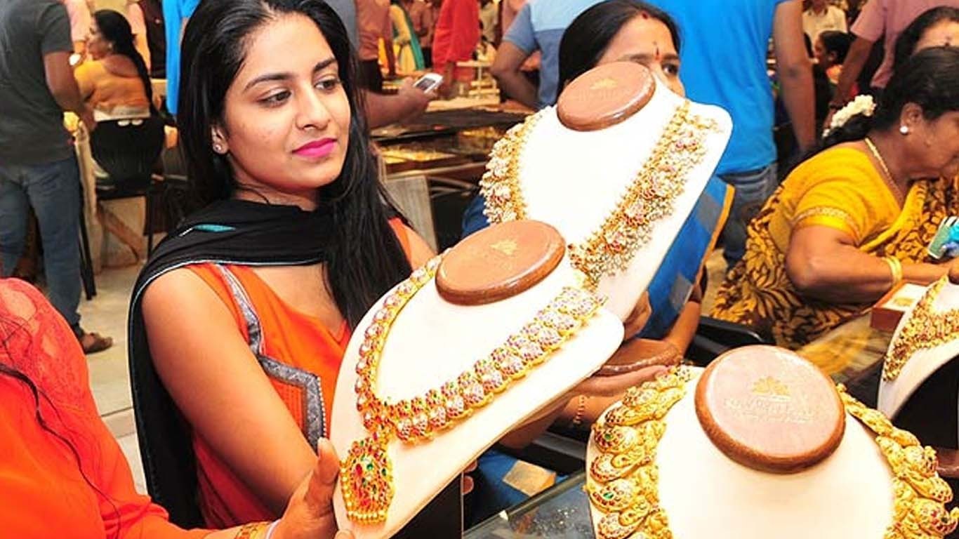 سونے کی قیمت میں واضح کمی، خریداروں کے چہرے کھل اُٹھے