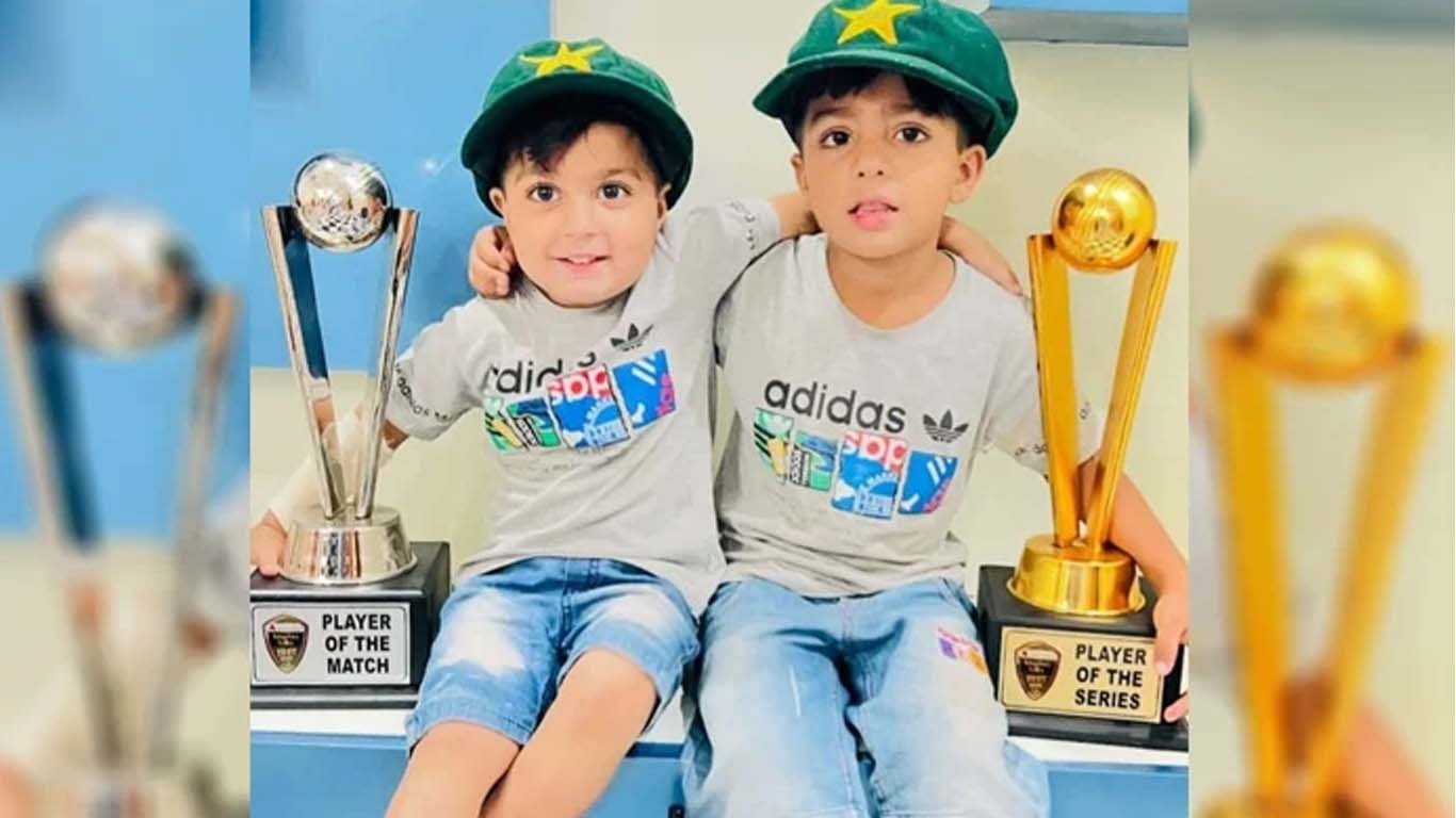 ساجد خان نے انگلینڈ ٹیسٹ سیریز کی ٹرافیاں اپنے بیٹوں کو دیدیں
