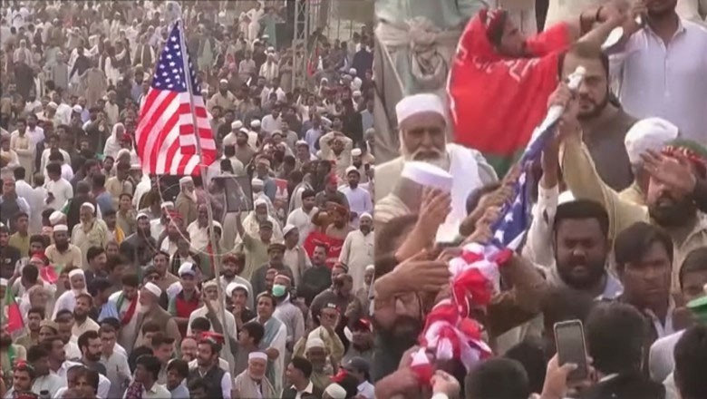 پی ٹی آئی کا امریکی جھنڈا لہرانے والے کارکن کے خلاف قانونی کارروائی کا فیصلہ