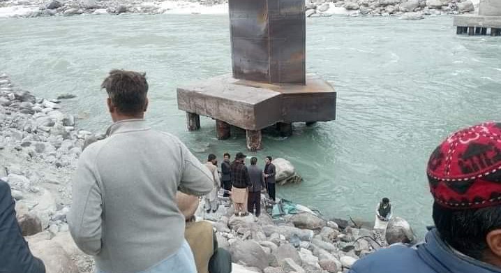 استور سے پنڈی جانے والی باراتیوں کی بس دریا میں گر گئی، 18 افراد جاں بحق، 2 لاپتہ