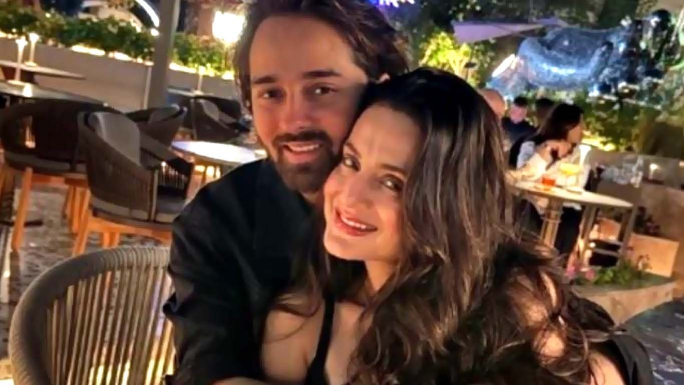 امیشا پٹیل کو 19 سال چھوٹا بوائے فرینڈ مل گیا