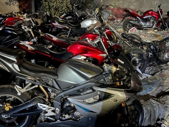 ڈی ایچ اے کراچی سے 55 کروڑ کی اسمگل ہیوی بائیکس برآمد