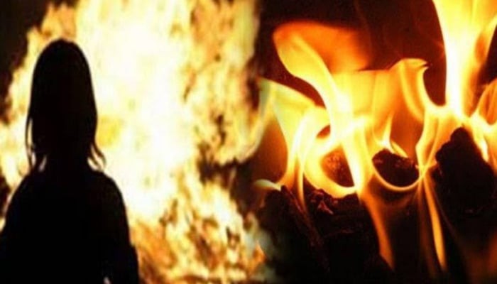 بھارت میں مرد دوست کے ساتھ گھومنے والی مسلم خاتون کو شوہر نے گاڑی سمیت جلادیا