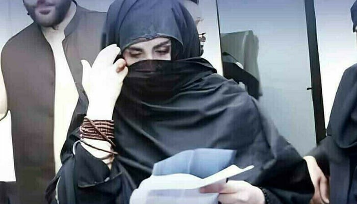 بھاگنے والی عورت نہیں، ڈی چوک پر تنہا چھوڑ دیا تھا، بشری بی بی