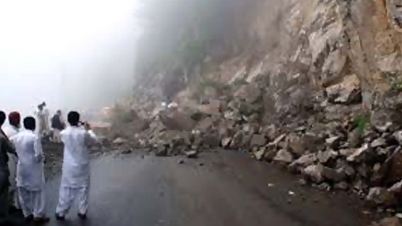 اسکردو: گاڑی لینڈ سلائیڈنگ کی زد میں آگئی، 5 جاں بحق