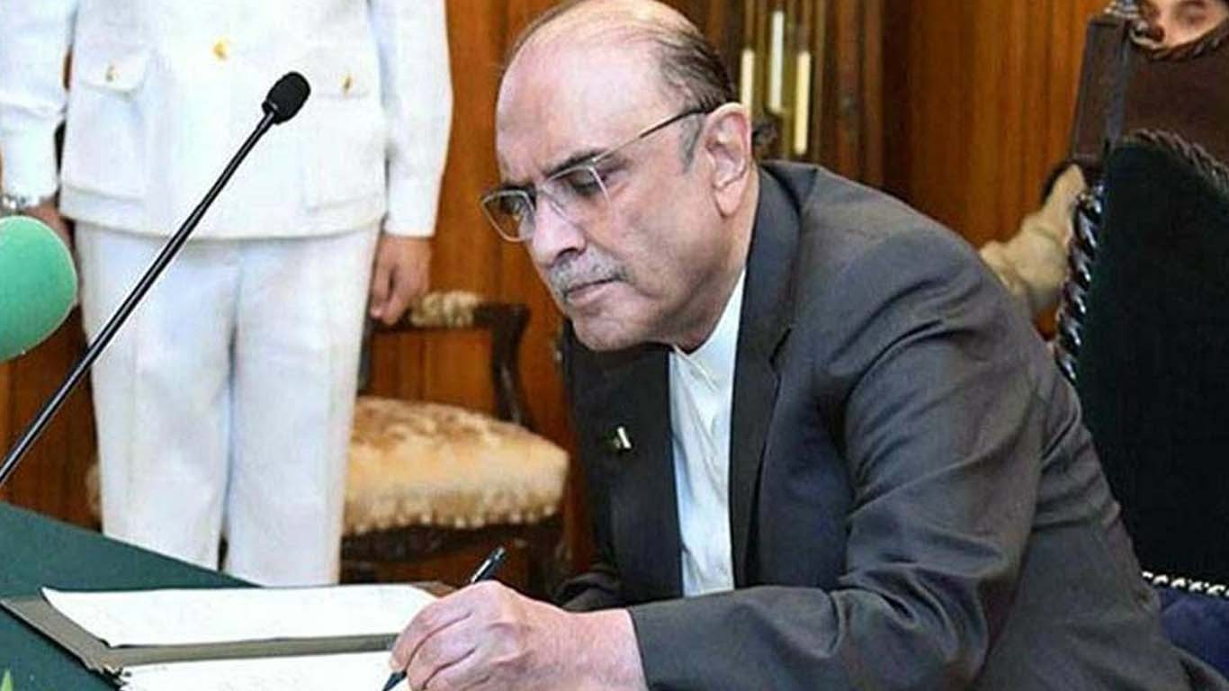 فضل الرحمان کی فتح، صدر آصف علی زرداری نے مدارس بل پر دستخط کردیے