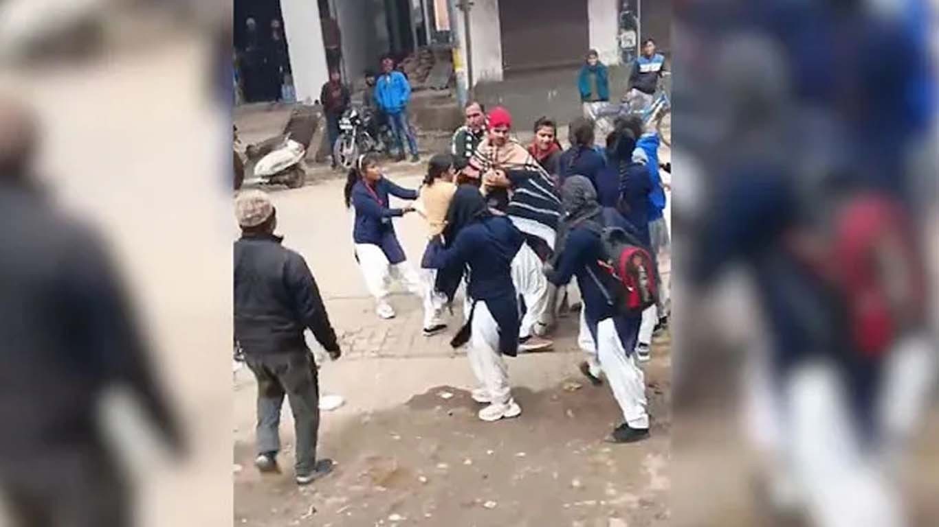 ایک ہی لڑکے کو پسند کرنے والی طالبات آپس میں لڑ پڑیں