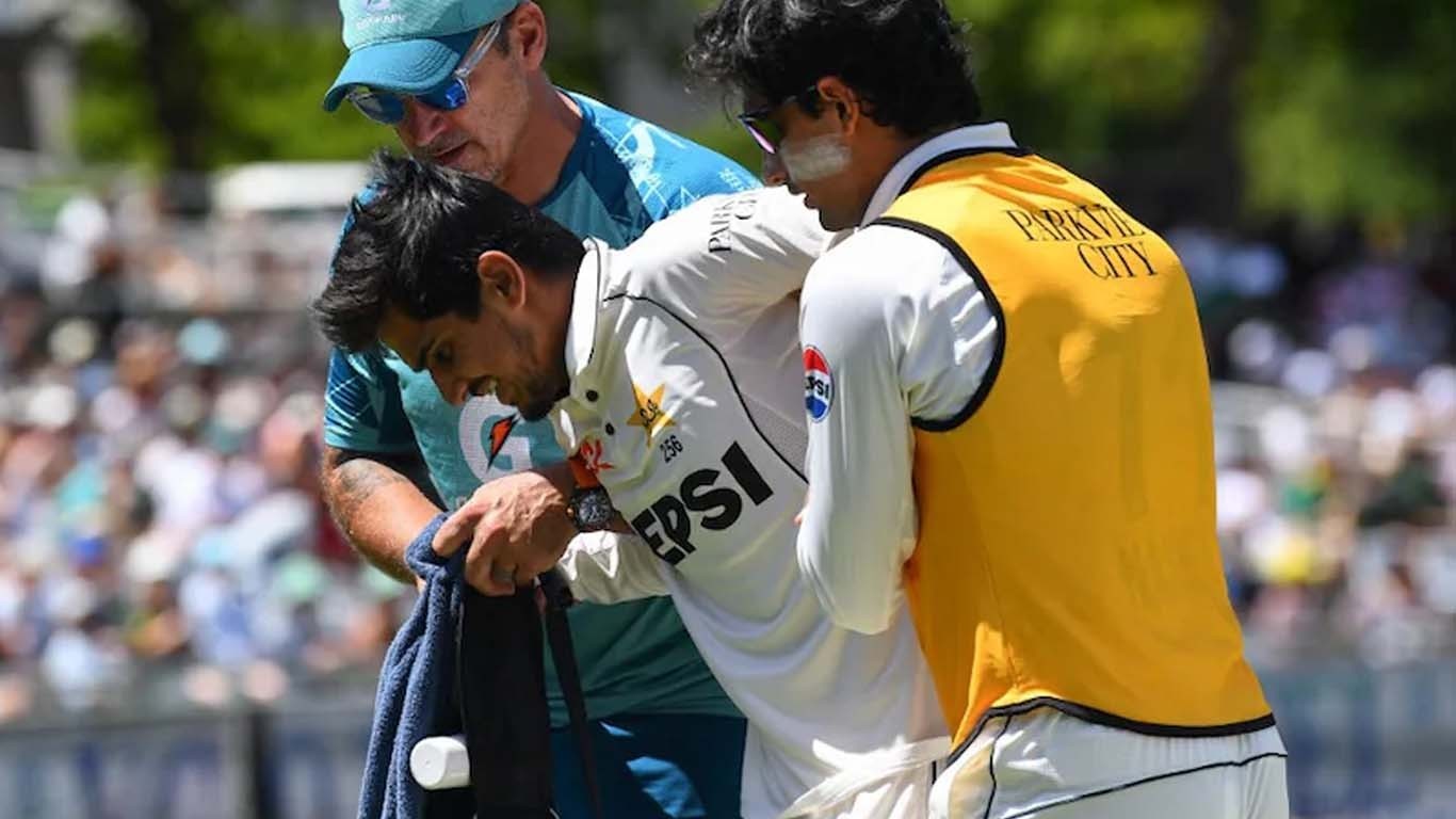 اوپننگ بیٹر صائم ایوب علاج کیلئے لندن روانہ