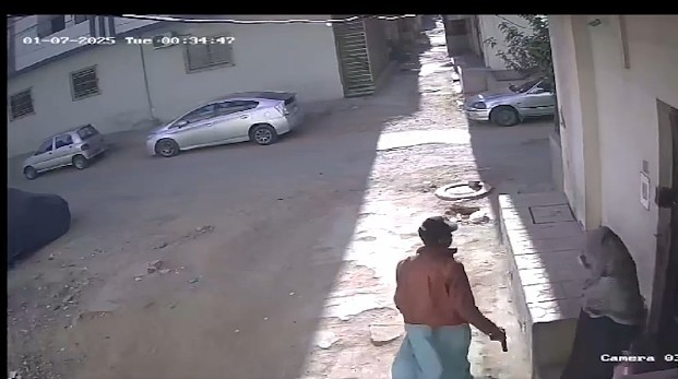 کراچی میں بہادر خاتون نے تھپڑ دکھا کر ڈاکو کو الٹے پاؤں دوڑا دیا