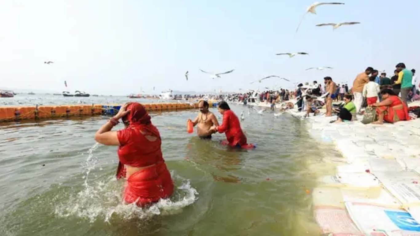 بھارت میں کمبھ میلا شروع، لاکھوں یاتریوں کی آمد