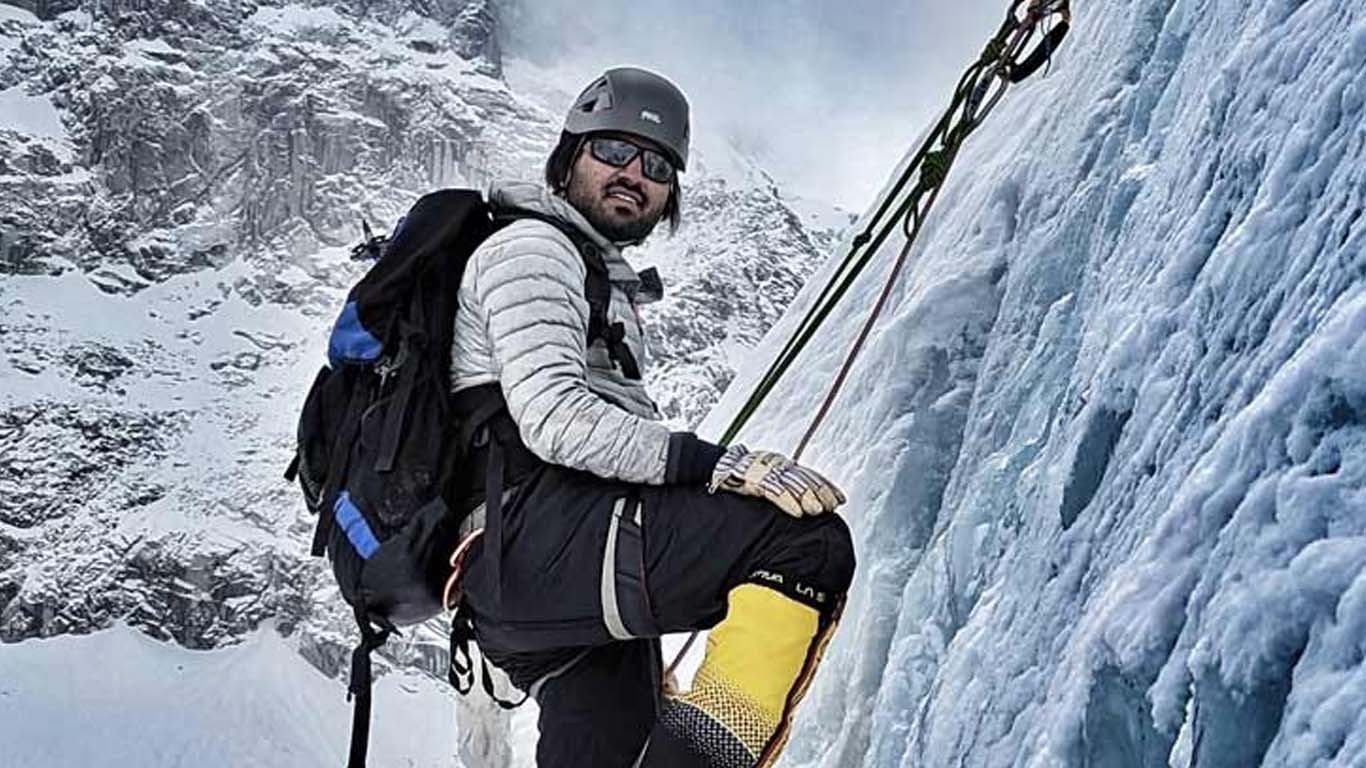 پاکستانی کوہ پیما اسد علی میمن نے ماؤنٹ ونسن سر کرلی