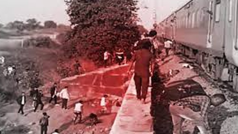 ایک ٹرین سے جان بچانے کیلیے کودنے والوں کو دوسری ریل نے کچل دیا، درجن بھر ہلاک