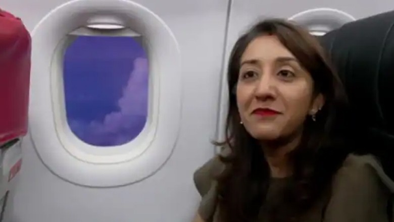 روزانہ ہوائی جہاز میں دفتر جانے والی خاتون