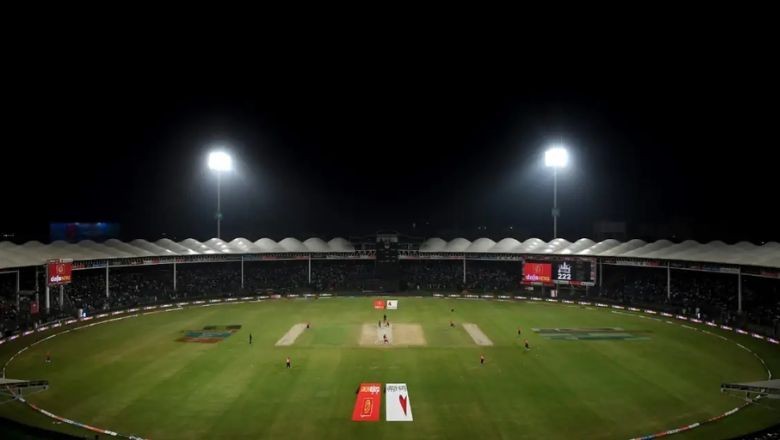 نیشنل اسٹیڈیم کے باہر سے صحافی گرفتار، جعلی ٹکٹ برآمد