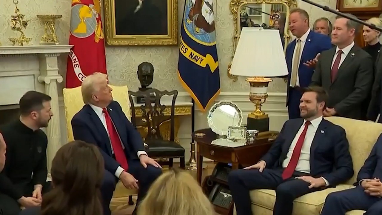 یوکرینی صدر کے کوٹ پینٹ نہ پہننے پر اعتراض