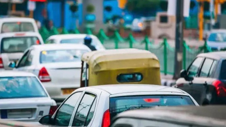 فضائی آلودگی پر قابو پانے کیلیے 15 سال پرانی گاڑیوں کو پیٹرول نہ دینے کا فیصلہ