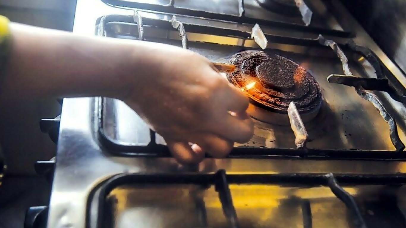 کراچی کے مختلف علاقوں میں افطار کے وقت گیس غائب، شہری پریشان