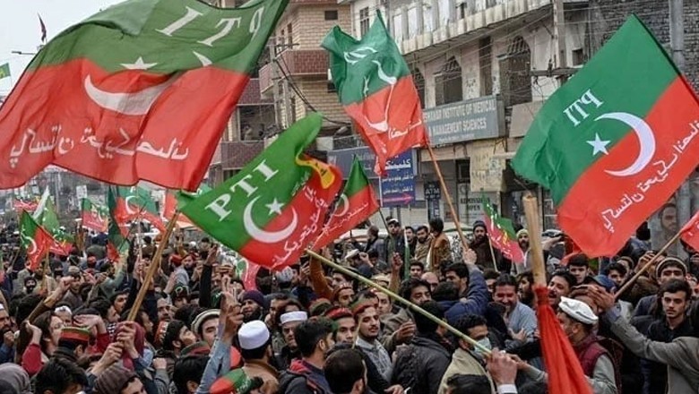 پی ٹی آئی اراکین نے اپنی تنخواہوں میں اضافہ کروا کے ملازمین کی سیلری 50 فیصد کم کردی