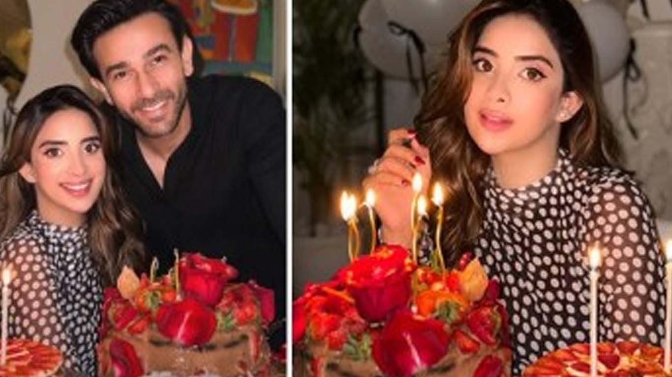 صبور علی نے شادی کی 30 ویں سالگرہ کی تصاویر شیئر کردیں