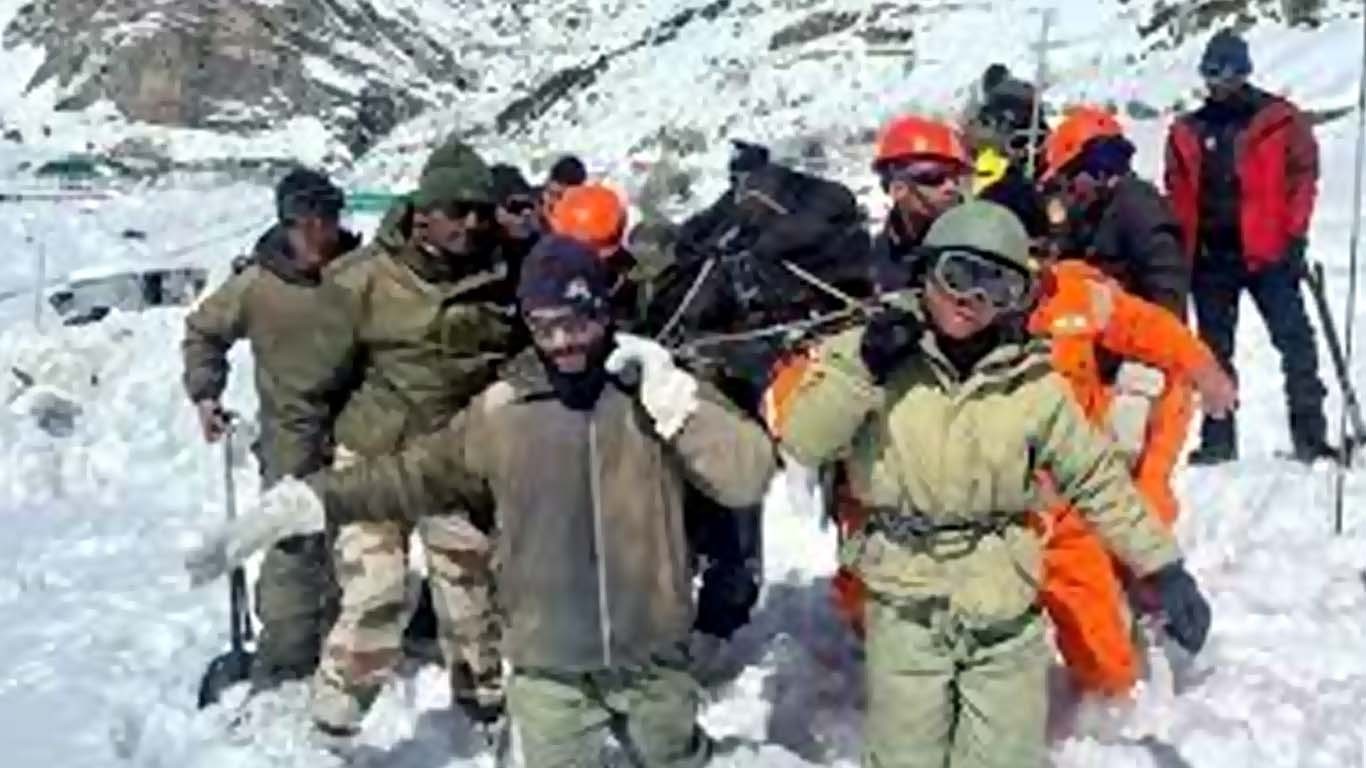 اتراکھنڈ میں ہمالیہ کے پہاڑوں میں برفانی تودہ گرنے سے 8 ہلاک