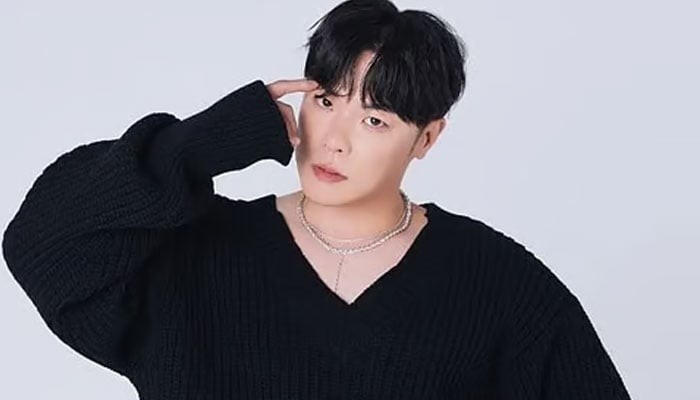 معروف گلوکار مبینہ طور پر منشیات کے اضافی استعمال کی وجہ سے گھر میں مر گئے