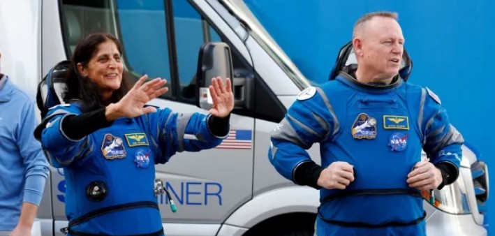 خلا میں 9 ماہ سے پھنسے دو خلا باز زمین پر پہنچ گئے