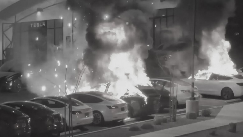 ٹیسلا کی مہنگی ترین گاڑیوں کا شور روم کسی نے جلادیا